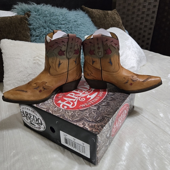 Laredo Tan Western Boots with Red and Brown Accents Brand New In Box. - Picture 3 of 9